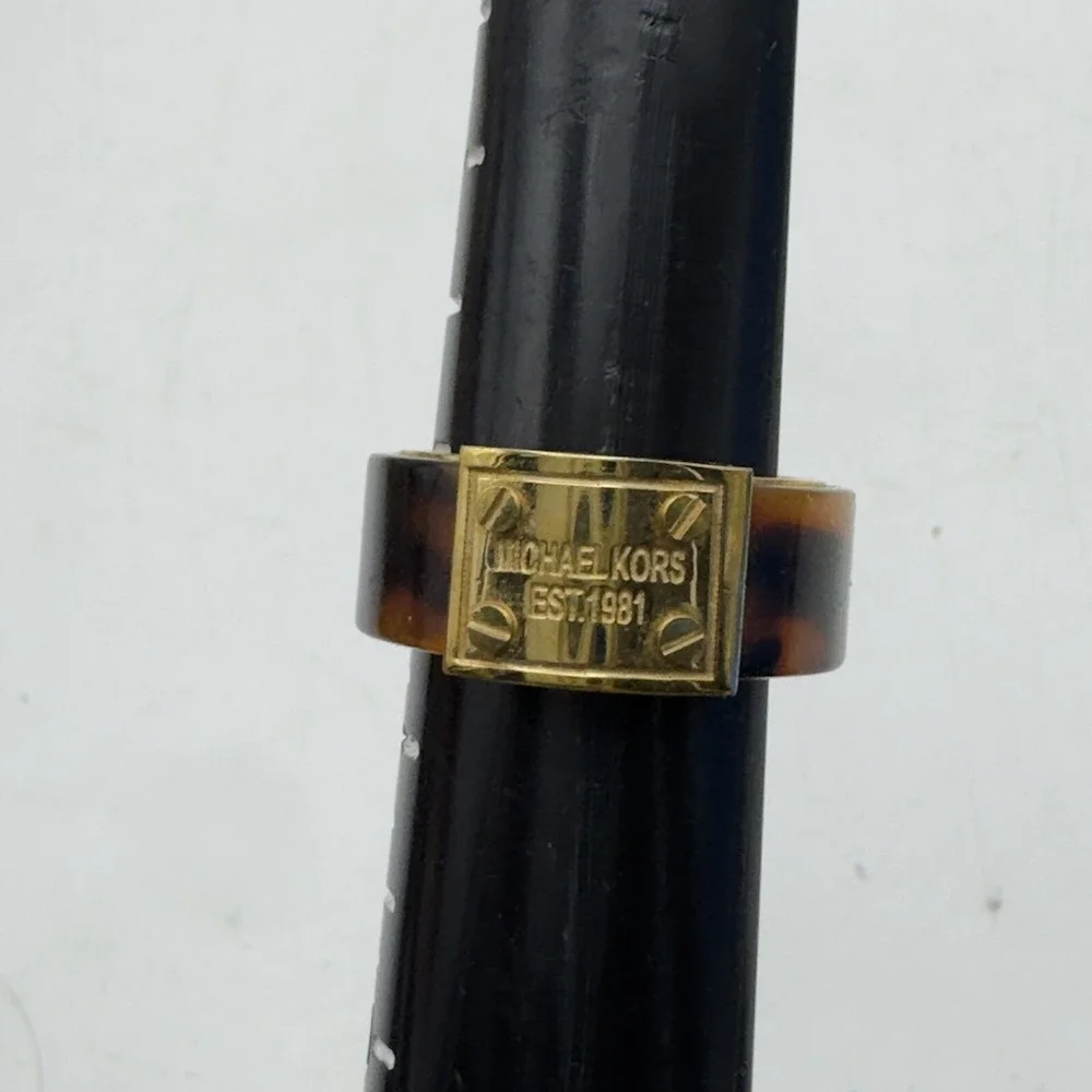 Sz 8 Michael Kors Gold Tone Tortoise Shell Design Band Ring Heritage Logo Plaque - Picture 8 of 9